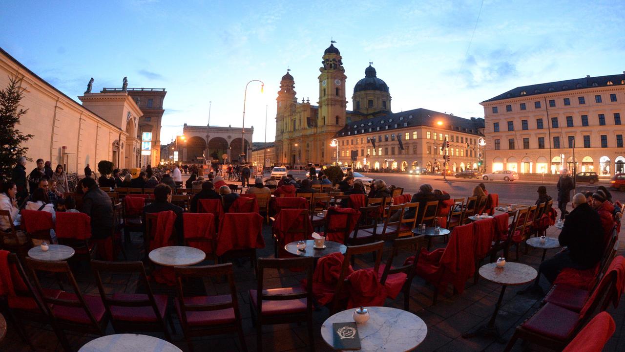 Beliebter Terrasse am Hofgarten: Die Gäste des Cafe Tambosi blicken auf den Odeonsplatz, die Feldherrnhalle und die Theatinerkirche. Beliebter Terrasse am Hofgarten: Die Gäste des Cafe Tambosi blicken auf den Odeonsplatz, die Feldherrnhalle und die Theatinerkirche.