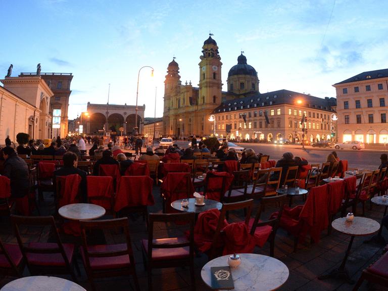 Beliebter Terrasse am Hofgarten: Die Gäste des Cafe Tambosi blicken auf den Odeonsplatz, die Feldherrnhalle und die Theatinerkirche.