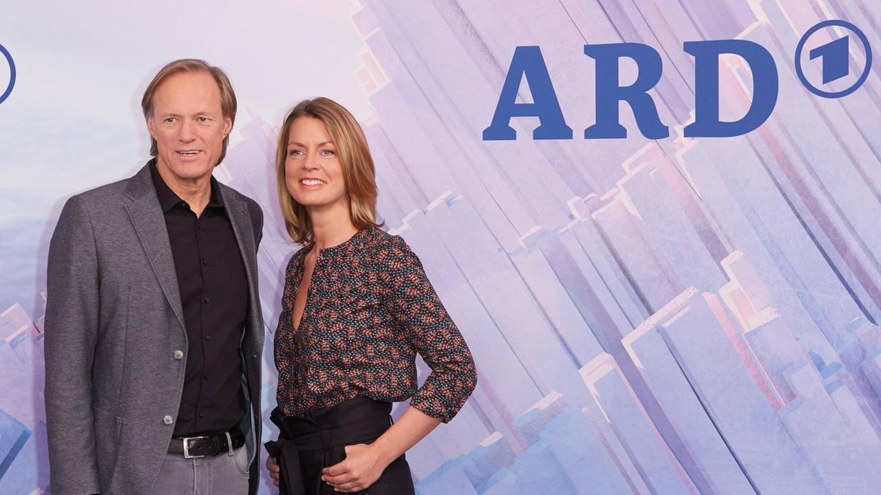 Gerhard Delling und Jessy Wellmer bei der Pressekonferenz von ARD und ZDF zur Berichterstattung der Olympischen Winterspiele in Pyeongchang. Gerhard Delling und Jessy Wellmer bei der Pressekonferenz von ARD und ZDF zur Berichterstattung der Olympischen Winterspiele in Pyeongchang.
