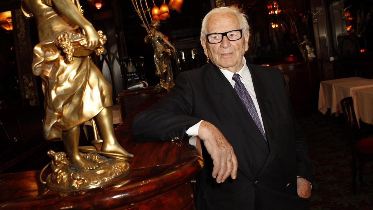 Der Modeschöpfer Pierre Cardin sitzt an einer Bar. Der Modeschöpfer Pierre Cardin sitzt an einer Bar.