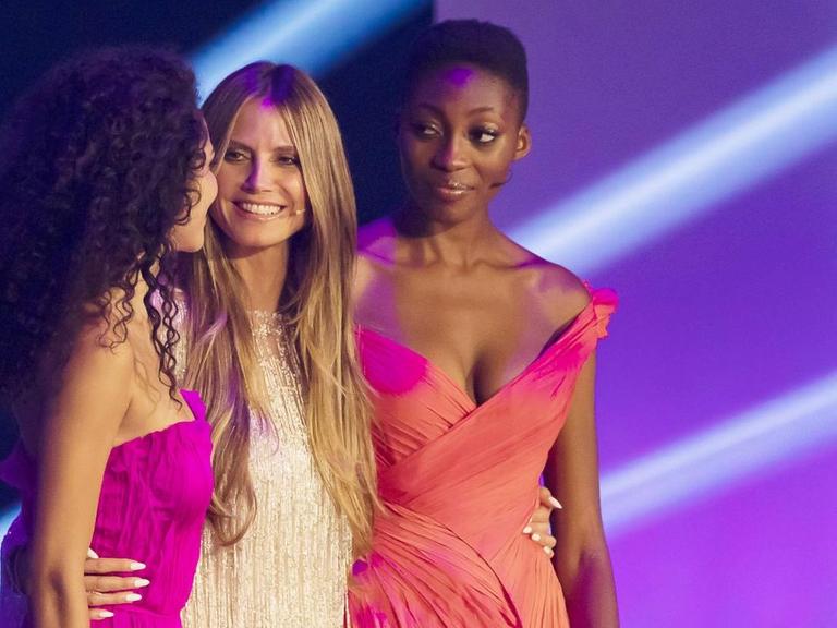 Julianna Townsend, Heidi Klum und Oluwatoniloba Dreher Adenuga beim Finale von Germany s Next Topmodel im Mai 2018