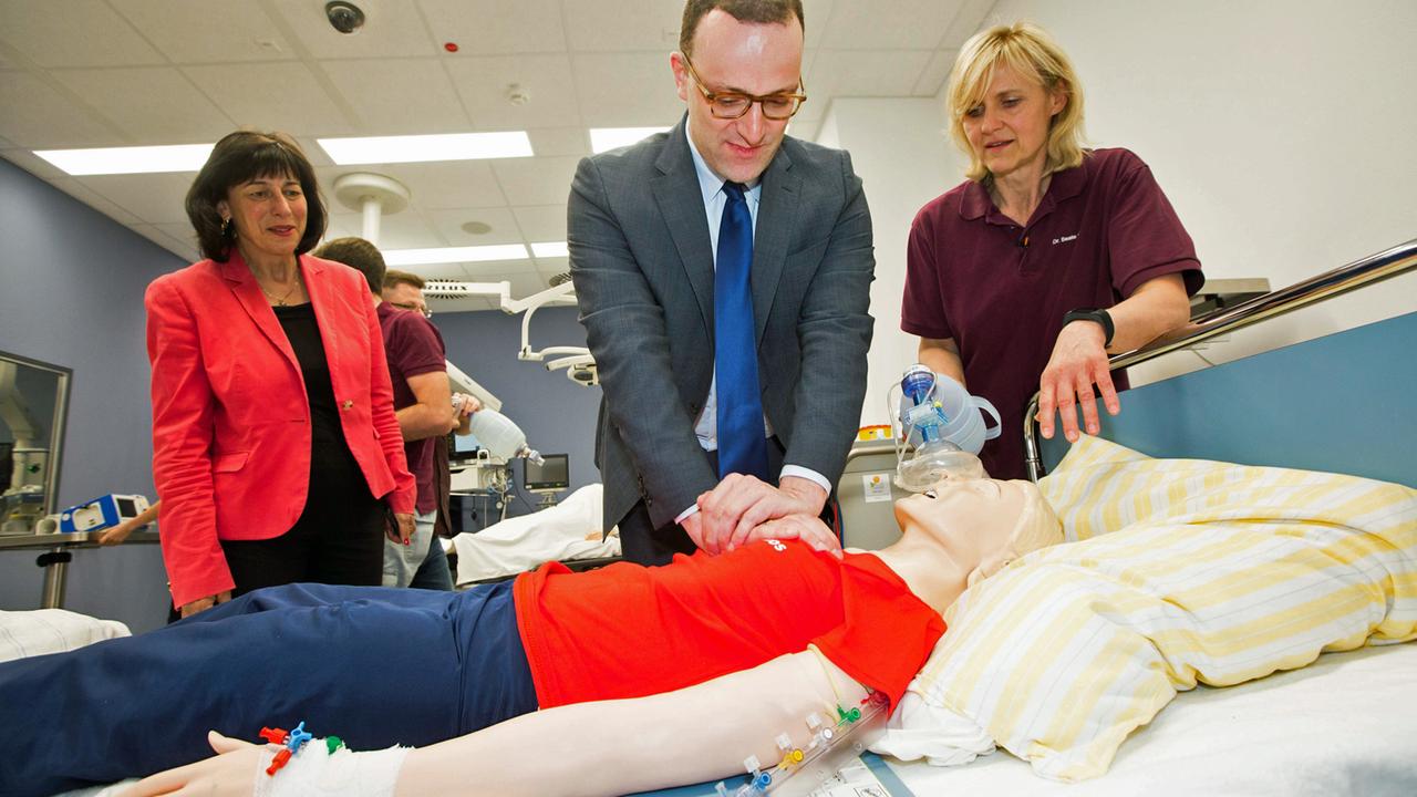 Gesundheitsminister Jens Spahn bei Reanimationsversuchen einer Puppe. Gesundheitsminister Jens Spahn bei Reanimationsversuchen einer Puppe.