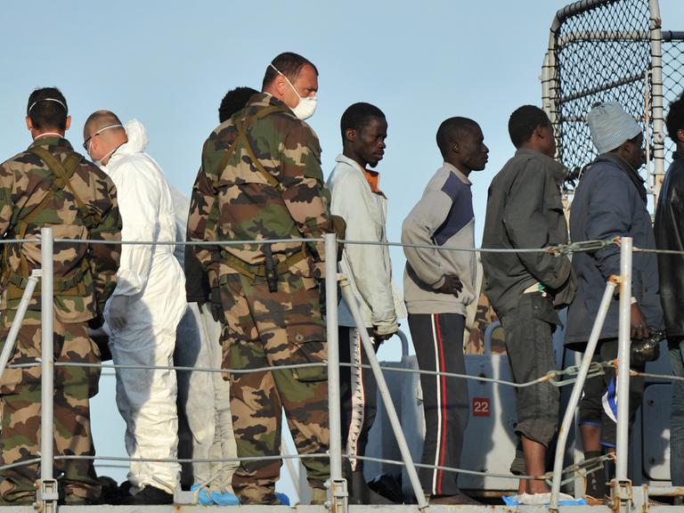 Migranten an Bord des französischen Militärschiffs "Birot" im Hafen von Crotone. Am Wochenende wurden mehr als 5.800 Flüchtlinge aus Seenot im Mittelmeer gerettet.