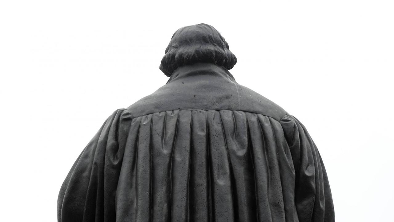 Das Erfurter Luther-Denkmal in der Kontur von hinten Das Erfurter Luther-Denkmal in der Kontur von hinten
