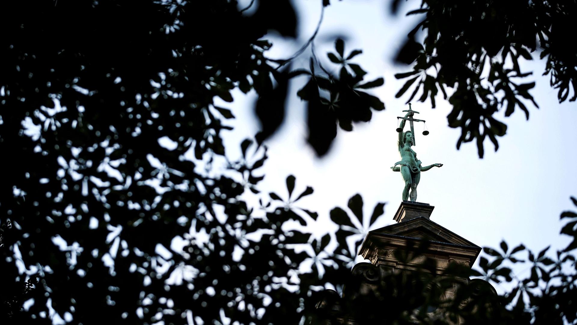 Eine Statue der Justitia haelt am 09.09.2014 auf dem Giebel des Justizgebaeudes in Bamberg (Bayern) Waage und Schwert. Eine Statue der Justitia haelt am 09.09.2014 auf dem Giebel des Justizgebaeudes in Bamberg (Bayern) Waage und Schwert.