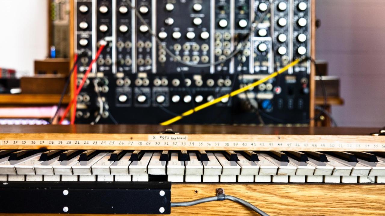 Der modulare Moog des amerikanischen Erfinders Bob Moog stammt aus den 1960er Jahren und gilt als das erste ernst zu nehmende elektronische Gerät zum Erzeugen synthetischer Klänge. Der modulare Moog des amerikanischen Erfinders Bob Moog stammt aus den 1960er Jahren und gilt als das erste ernst zu nehmende elektronische Gerät zum Erzeugen synthetischer Klänge.