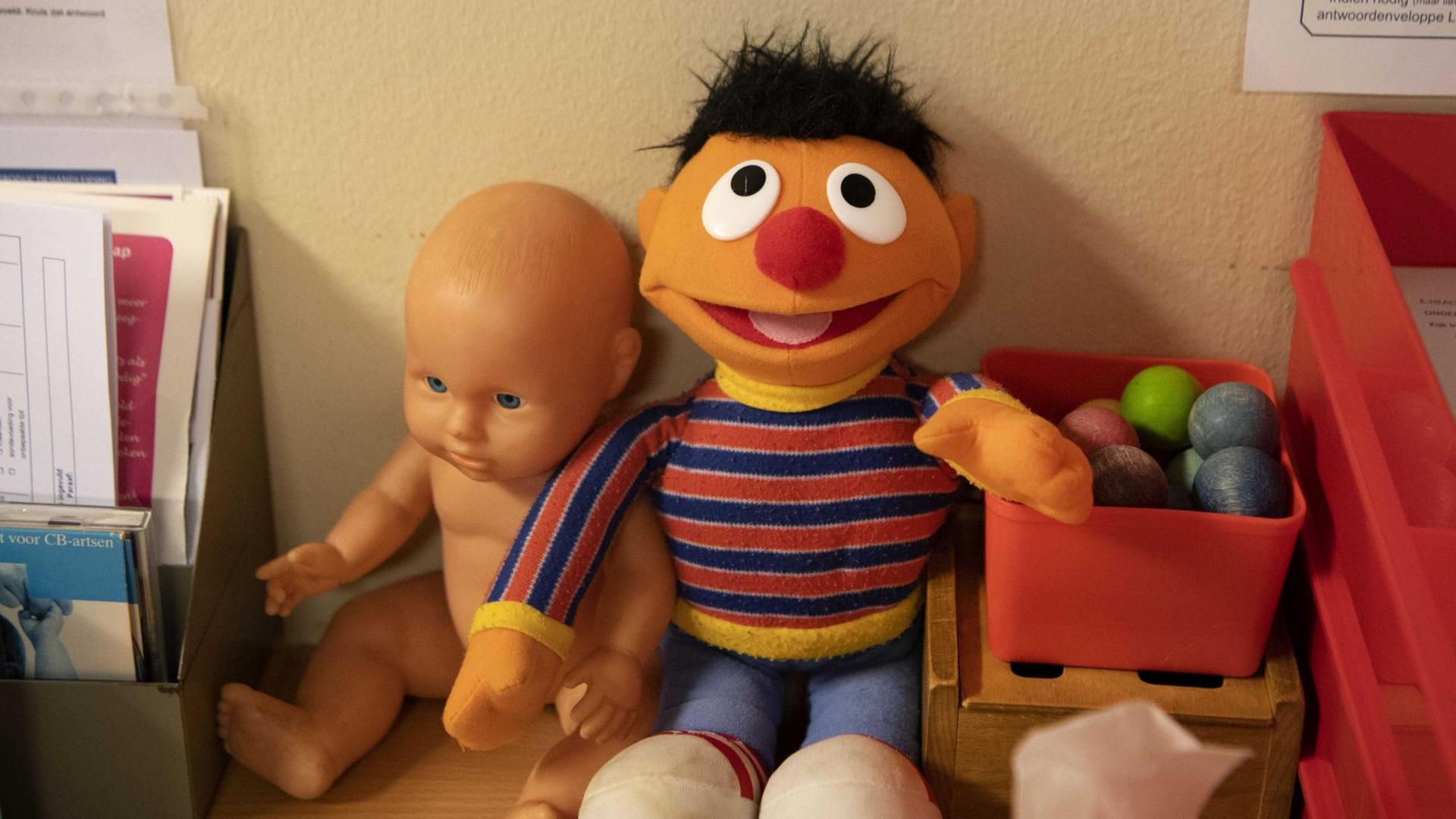 Im Krankenhaus (Symbolbild), Ernie von Ernie und Bert und eine Puppe Im Krankenhaus (Symbolbild), Ernie von Ernie und Bert und eine Puppe
