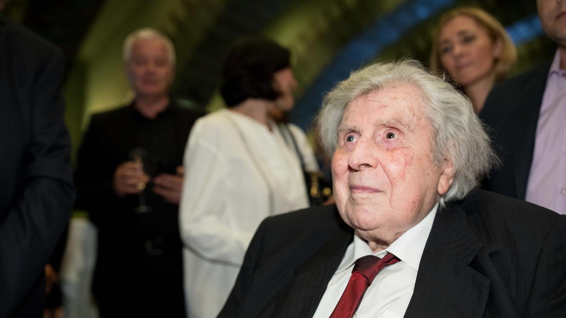 Mikis Theodorakis bei einem Konzert am 24. Mai 2017 in der Tonhalle Düsseldorf. Mikis Theodorakis bei einem Konzert am 24. Mai 2017 in der Tonhalle Düsseldorf.
