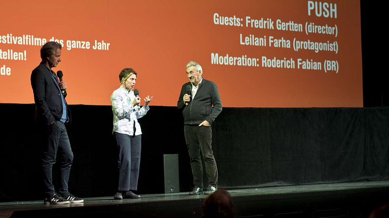 Deutschland-Premiere von "Push". Regisseur Fredrik Gertten, Protagonistin Lailani Farha und Moderator Roderich Fabian vom BR im Gespräch