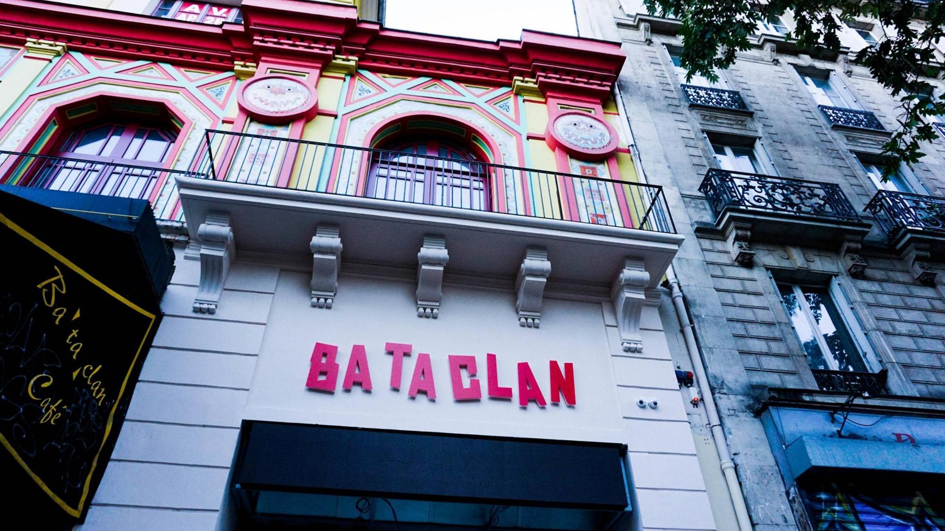 Das Konzerthaus Bataclan im XI. Arrondissement am 50 Boulevard Voltaire, Paris. Am 13. November 2015 wurden im Zuge einer Terroranschlagserie in Paris hunderte Konzertbesucher im Konzertsaal des Bataclan von drei schwer bewaffneten Terroristen als Geiseln genommen und 89 getötet. Das Konzerthaus Bataclan im XI. Arrondissement am 50 Boulevard Voltaire, Paris. Am 13. November 2015 wurden im Zuge einer Terroranschlagserie in Paris hunderte Konzertbesucher im Konzertsaal des Bataclan von drei schwer bewaffneten Terroristen als Geiseln genommen und 89 getötet.