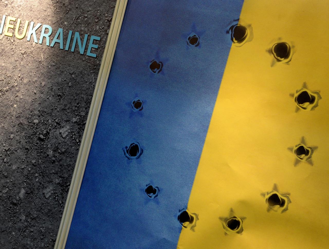 Ein Stand auf der Leipziger Buchmesse zeigt die ukrainische Fahne durchlöchert von Schüssen - in Form der Europasterne. Ein Stand auf der Leipziger Buchmesse zeigt die ukrainische Fahne durchlöchert von Schüssen - in Form der Europasterne.