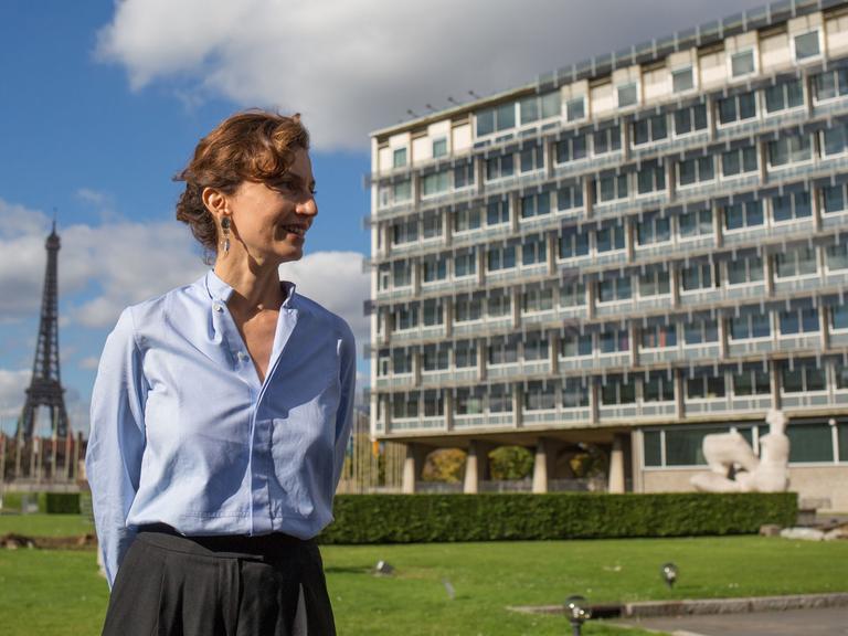 Audrey Azoulay vor dem Hauptgebäude der UNESCO in Paris