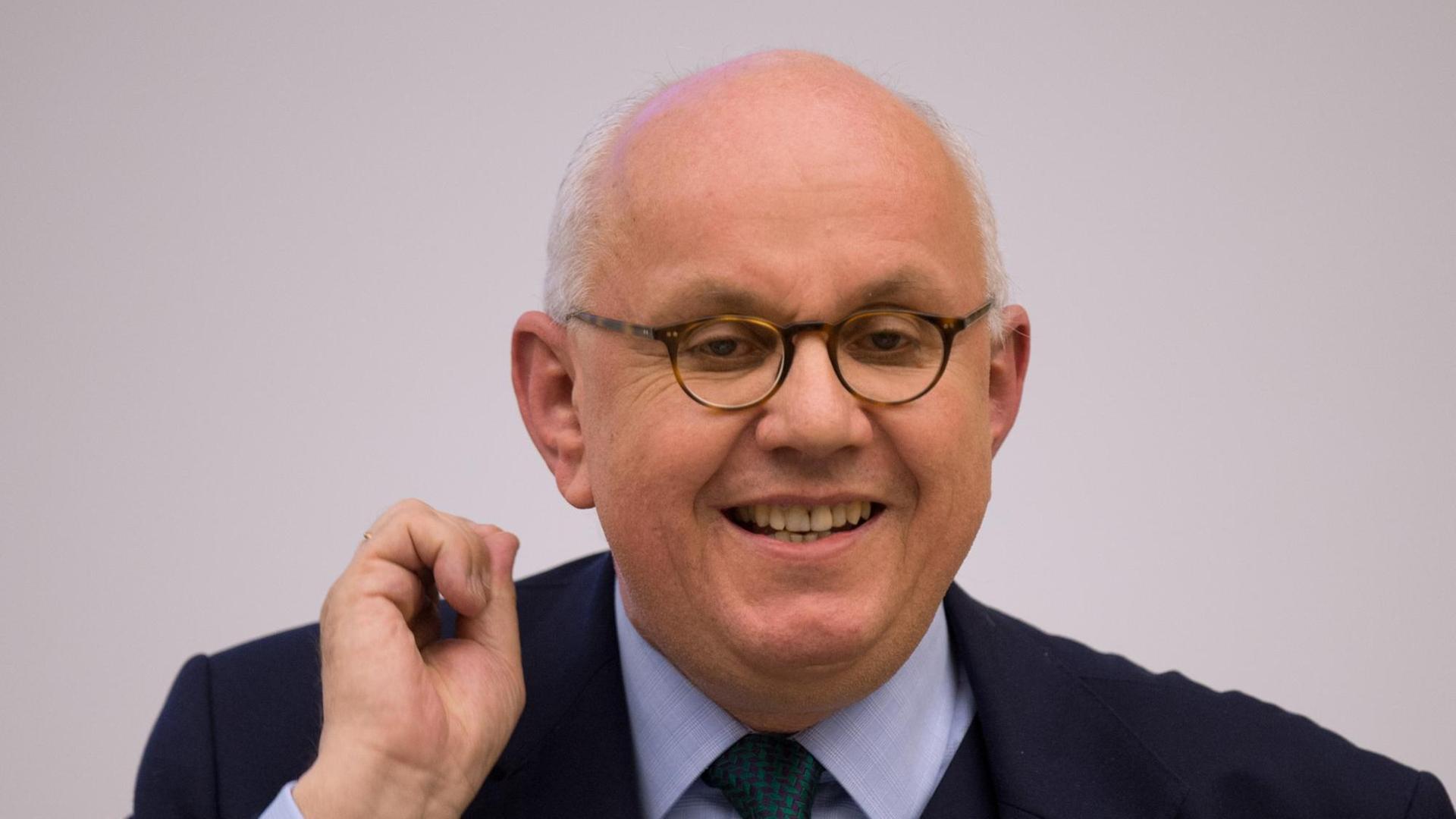 Der Präsident der Deutschen Forschungsgemeinschaft (DFG), Peter Strohschneider, spricht am 19.03.2013 in Berlin während der Verleihung des Gottfried-Wilhelm-Leibniz-Preises. Der Präsident der Deutschen Forschungsgemeinschaft (DFG), Peter Strohschneider, spricht am 19.03.2013 in Berlin während der Verleihung des Gottfried-Wilhelm-Leibniz-Preises.