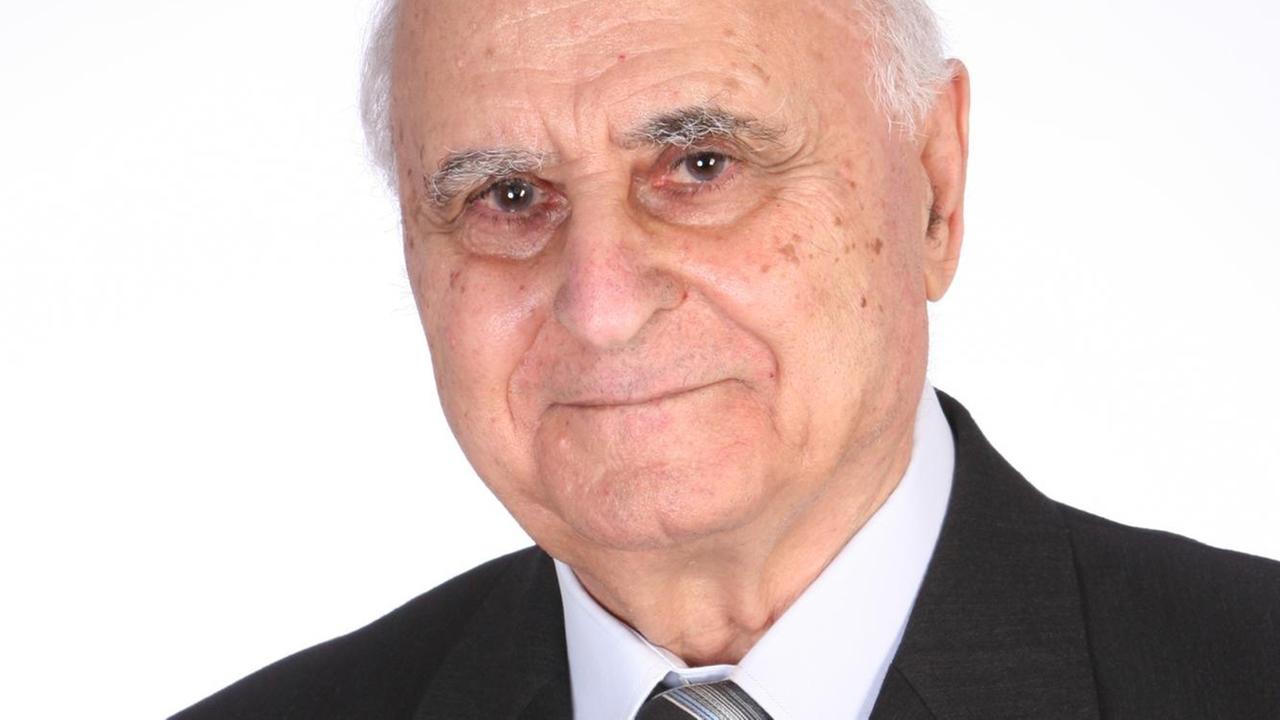 Porträt von Adel Theodor Khoury vor weißem Hintergrund. Porträt von Adel Theodor Khoury vor weißem Hintergrund.