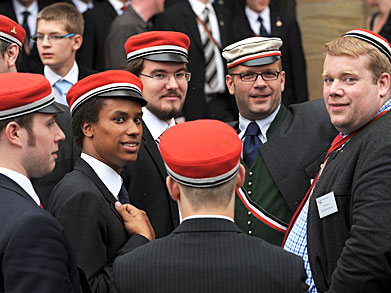 Mitglieder der Deutschen Burschenschaft bei einem Fest auf der Wartburg Mitglieder der Deutschen Burschenschaft bei einem Fest auf der Wartburg