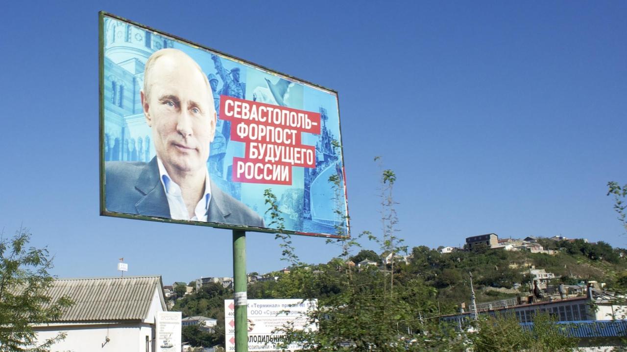 "Sewastopol – Vorposten der russischen Zukunft" steht auf einem großen Plakat auf der Krim, auf dem auch Putin zu sehen ist. "Sewastopol – Vorposten der russischen Zukunft" steht auf einem großen Plakat auf der Krim, auf dem auch Putin zu sehen ist.