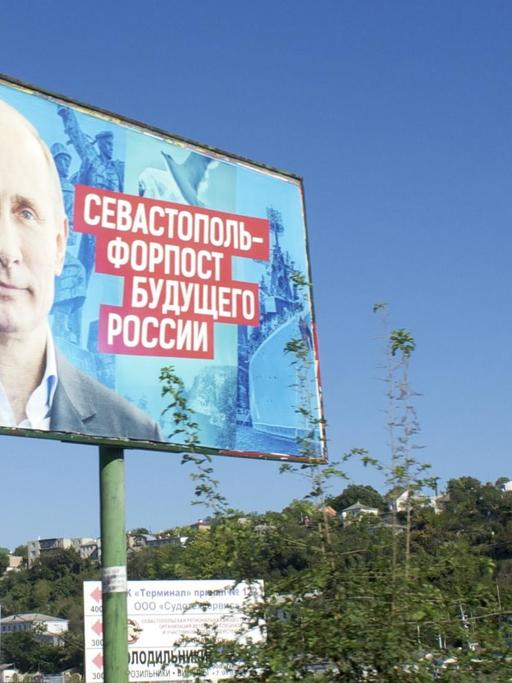 "Sewastopol – Vorposten der russischen Zukunft" steht auf einem großen Plakat auf der Krim, auf dem auch Putin zu sehen ist.