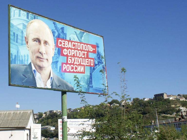 "Sewastopol – Vorposten der russischen Zukunft" steht auf einem großen Plakat auf der Krim, auf dem auch Putin zu sehen ist.
