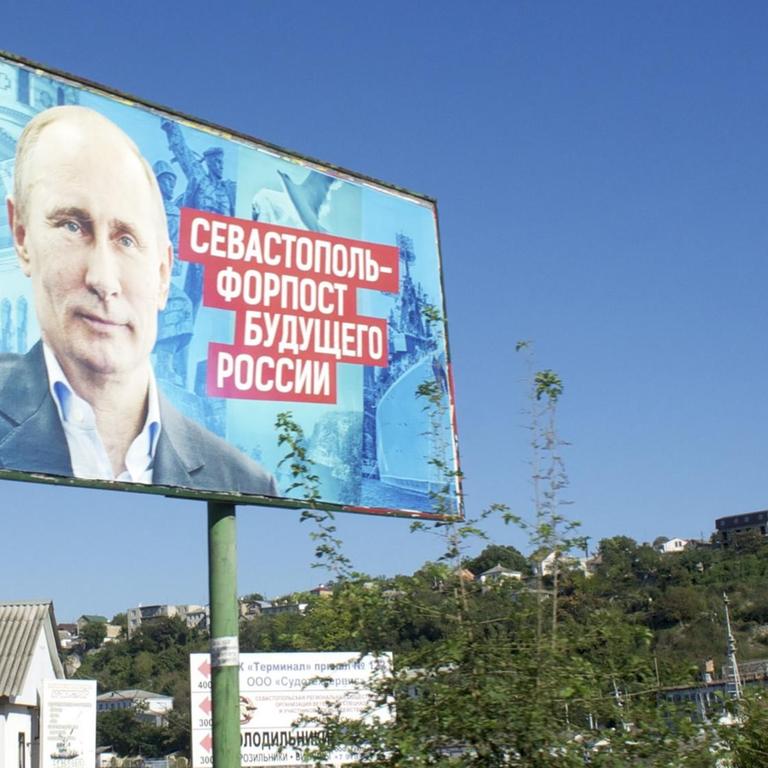 "Sewastopol – Vorposten der russischen Zukunft" steht auf einem großen Plakat auf der Krim, auf dem auch Putin zu sehen ist.