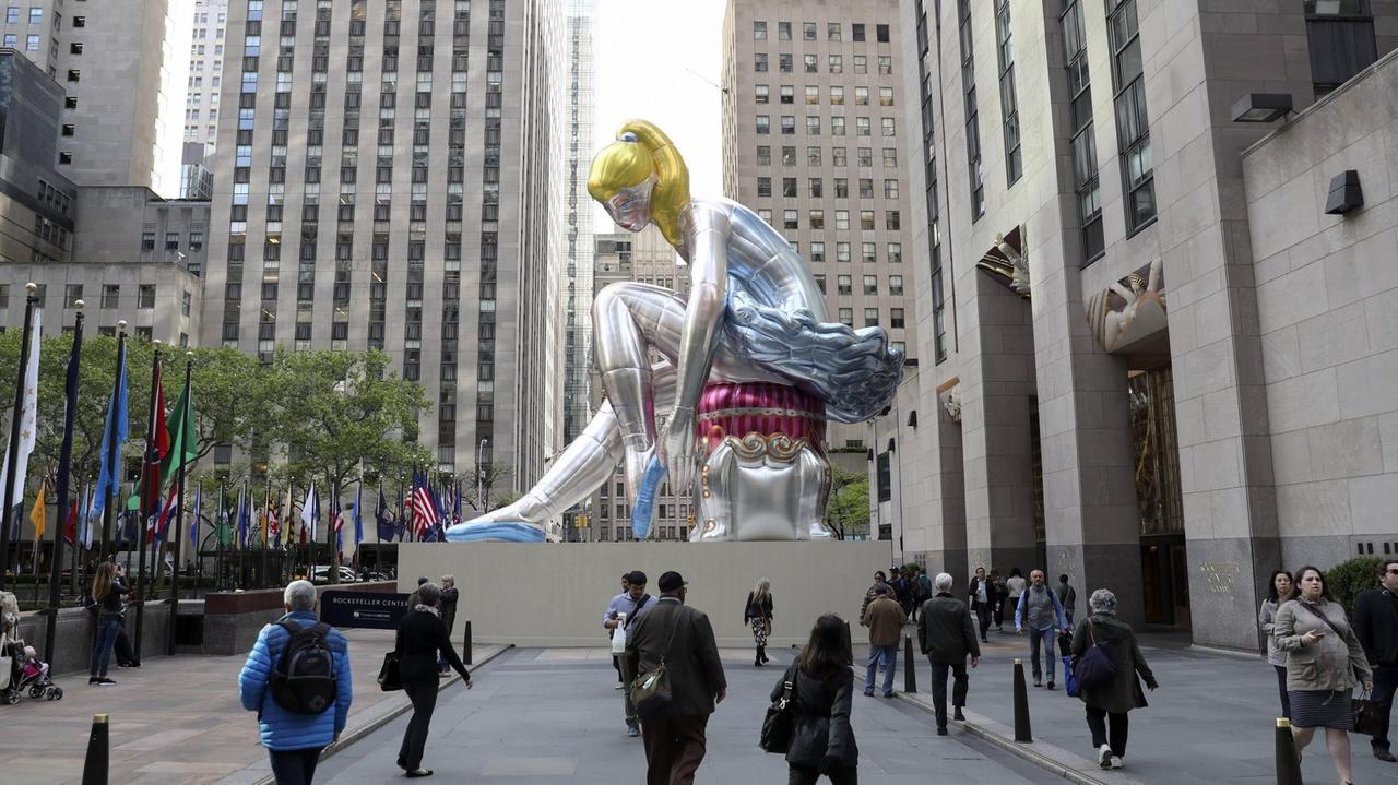 Jeff Koons' "Seated Ballerina" sitzt noch bis Anfang Juni vor dem New Yorker Rockefeller Center