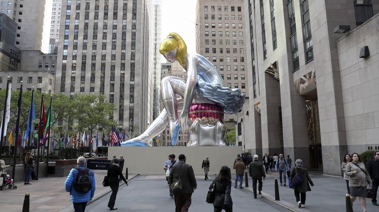 Jeff Koons' "Seated Ballerina" sitzt noch bis Anfang Juni vor dem New Yorker Rockefeller Center Jeff Koons' "Seated Ballerina" sitzt noch bis Anfang Juni vor dem New Yorker Rockefeller Center
