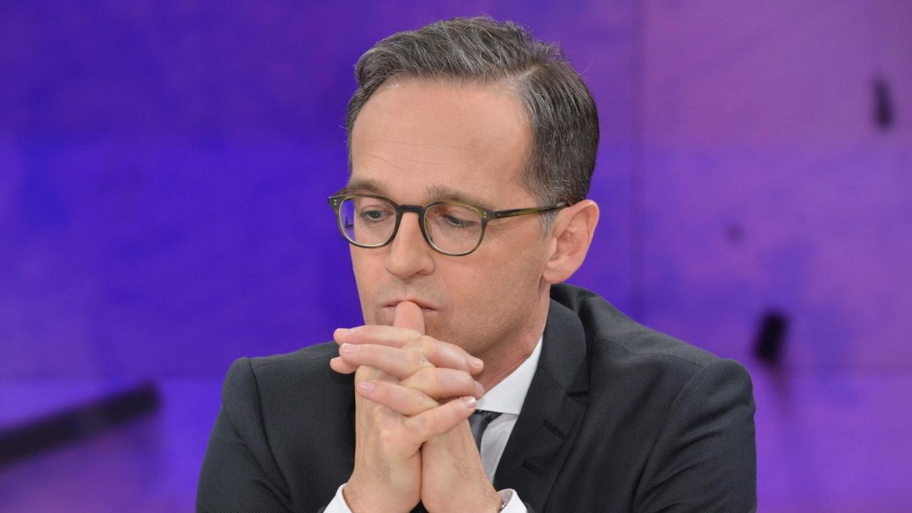Heiko Maas, Bundesjustizminister (SPD), aufgenommen am 06.10.2016 in der ZDF-Talksendung "Maybrit Illner" zum Thema "Hass auf die Politik - Gefahr für die Demokratie?" im ZDF-Hauptstadtstudio im Berliner Zollernhof Unter den Linden. Foto: Karlheinz Schindler | Verwendung weltweit Heiko Maas, Bundesjustizminister (SPD), aufgenommen am 06.10.2016 in der ZDF-Talksendung "Maybrit Illner" zum Thema "Hass auf die Politik - Gefahr für die Demokratie?" im ZDF-Hauptstadtstudio im Berliner Zollernhof Unter den Linden. Foto: Karlheinz Schindler | Verwendung weltweit