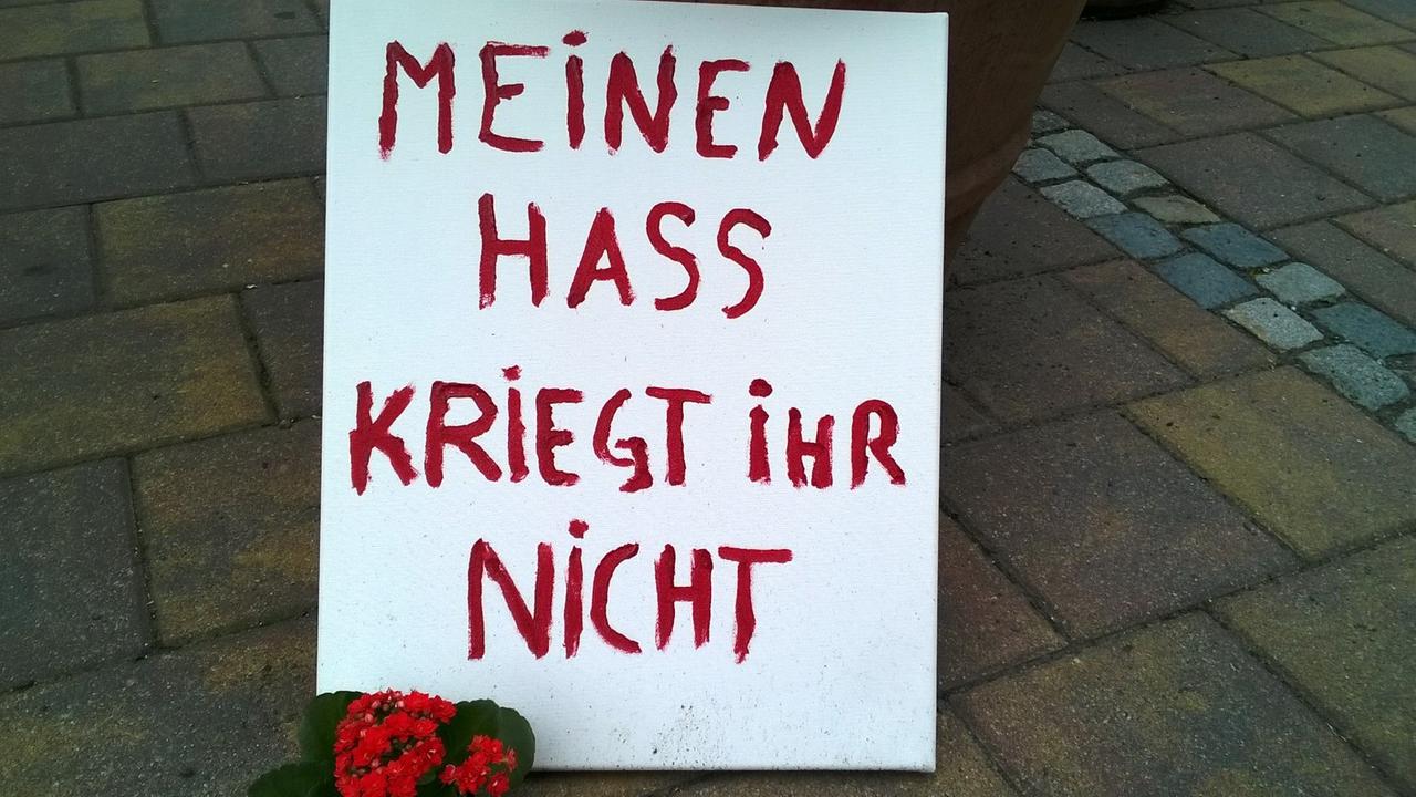 Am Tatort des Bombenanschlags von Ansbach zitiert ein Anwohner die durch die Anschläge von Paris berühmt gewordenen Worte: "Meinen Hass kriegt Ihr nicht". Am Tatort des Bombenanschlags von Ansbach zitiert ein Anwohner die durch die Anschläge von Paris berühmt gewordenen Worte: "Meinen Hass kriegt Ihr nicht".