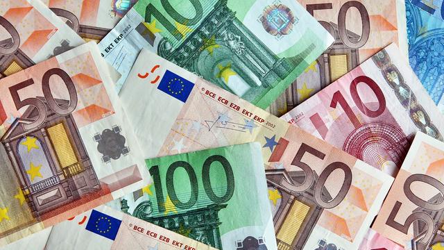 Mehrere Euro-Banknoten liegen auf einem Tisch.
