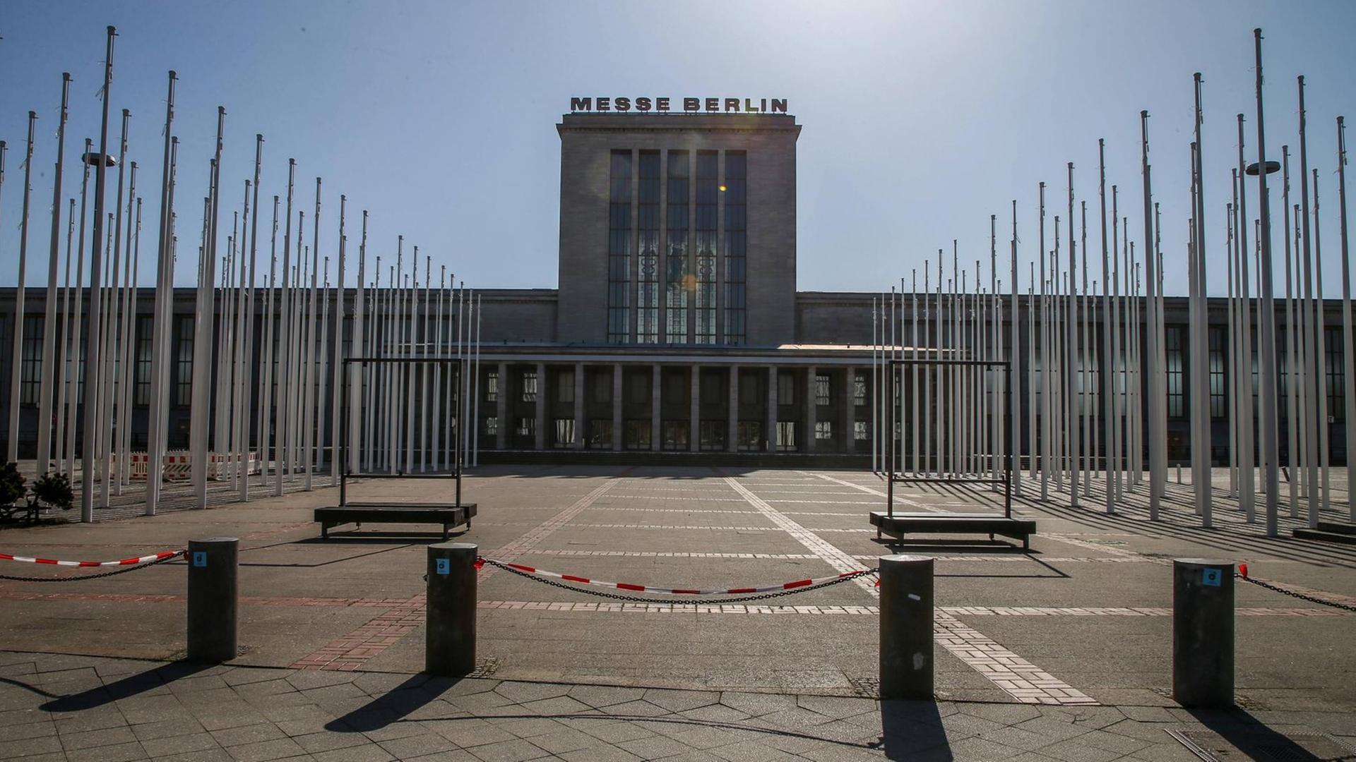 News Bilder des Tages Coronavirus in Berlin Berlin, 23.03.2020, Messegelaende. Auf dem Gelaende der Messe Berlin entsteht in Halle 26 das Corona-Behandlungszentrum Jaffestrasse. In dieser Woche wird die Halle als Corona-Krankenhaus umgebaut, um etwa 1000 Patienten mit dem Coronavirus behandeln zu koennen. Dies soll die bestehenden Kliniken waehrend der COVID-19 Pandemie entlasten. Berlin Berlin Deutschland Messe Halle 26 *** Coronavirus in Berlin Berlin, 23 03 2020, Exhibition Grounds The Corona Treatment Centre Jaffestrasse is being built on the Messe Berlin site in Hall 26 This week the hall will be converted into a corona hospital in order to be able to treat around 1000 patients with the coronavirus This should relieve the existing clinics during the COVID 19 pandemic Berlin Berlin Germany Messe Hall 26 News Bilder des Tages Coronavirus in Berlin Berlin, 23.03.2020, Messegelaende. Auf dem Gelaende der Messe Berlin entsteht in Halle 26 das Corona-Behandlungszentrum Jaffestrasse. In dieser Woche wird die Halle als Corona-Krankenhaus umgebaut, um etwa 1000 Patienten mit dem Coronavirus behandeln zu koennen. Dies soll die bestehenden Kliniken waehrend der COVID-19 Pandemie entlasten. Berlin Berlin Deutschland Messe Halle 26 *** Coronavirus in Berlin Berlin, 23 03 2020, Exhibition Grounds The Corona Treatment Centre Jaffestrasse is being built on the Messe Berlin site in Hall 26 This week the hall will be converted into a corona hospital in order to be able to treat around 1000 patients with the coronavirus This should relieve the existing clinics during the COVID 19 pandemic Berlin Berlin Germany Messe Hall 26