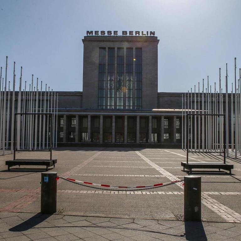 News Bilder des Tages Coronavirus in Berlin Berlin, 23.03.2020, Messegelaende. Auf dem Gelaende der Messe Berlin entsteht in Halle 26 das Corona-Behandlungszentrum Jaffestrasse. In dieser Woche wird die Halle als Corona-Krankenhaus umgebaut, um etwa 1000 Patienten mit dem Coronavirus behandeln zu koennen. Dies soll die bestehenden Kliniken waehrend der COVID-19 Pandemie entlasten. Berlin Berlin Deutschland Messe Halle 26 *** Coronavirus in Berlin Berlin, 23 03 2020, Exhibition Grounds The Corona Treatment Centre Jaffestrasse is being built on the Messe Berlin site in Hall 26 This week the hall will be converted into a corona hospital in order to be able to treat around 1000 patients with the coronavirus This should relieve the existing clinics during the COVID 19 pandemic Berlin Berlin Germany Messe Hall 26