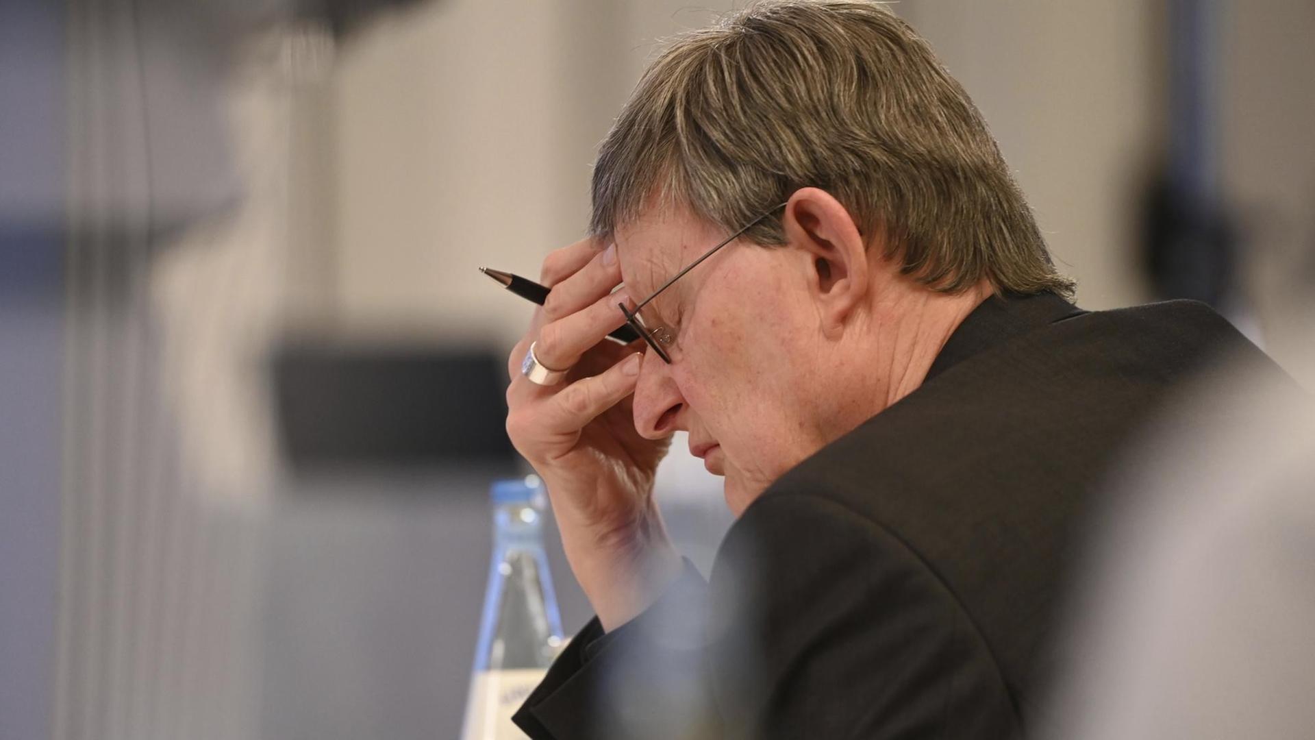 Kardinal Rainer Maria Woelki hält sich bei der Vorstellung des Gutachtens die Hand an den Kopf Kardinal Rainer Maria Woelki hält sich bei der Vorstellung des Gutachtens die Hand an den Kopf
