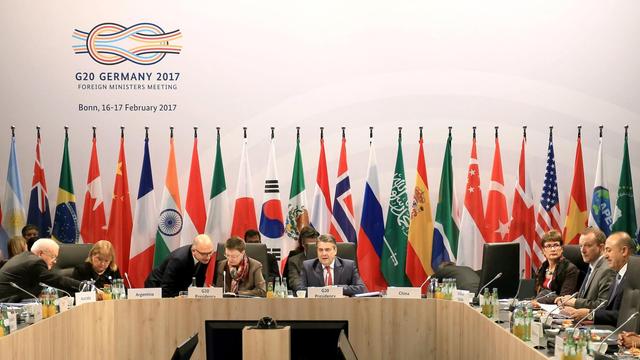Bundesaussenminister Sigmar Gabriel (SPD) eröffnet am 17.02.2017 in Bonn (Nordrhein-Westfalen) die Abschlusssitzung der G20 Außenminister. Die Minister sitzen nebeneinander um eine große U-förmige Tafel. Im Hintergrund die Fahnen der Teilnehmerländer.