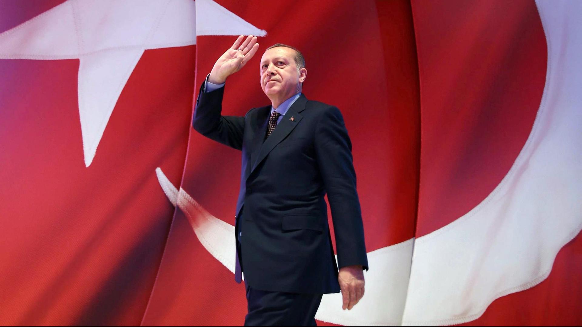 Der türkische Präsident Recep Tayyip Erdogan spricht auf einer Kundgebung in Istanbul zu Unterstützern. Der türkische Präsident Recep Tayyip Erdogan spricht auf einer Kundgebung in Istanbul zu Unterstützern.
