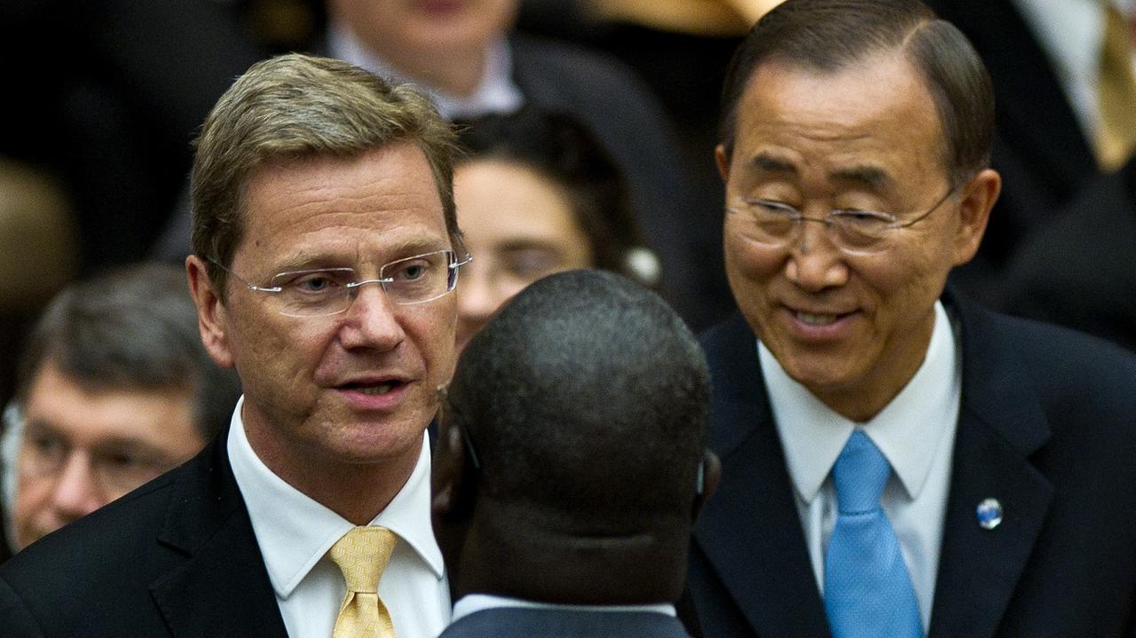 Der damalige Bundesaußenminister Guido Westerwelle (l.) und UNO-Generalsekretär Ban Ki-moon (r.) unterhalten sich mit Salva Kiir 2011 im UNO-Sicherheitsrat in New York Der damalige Bundesaußenminister Guido Westerwelle (l.) und UNO-Generalsekretär Ban Ki-moon (r.) unterhalten sich mit Salva Kiir 2011 im UNO-Sicherheitsrat in New York