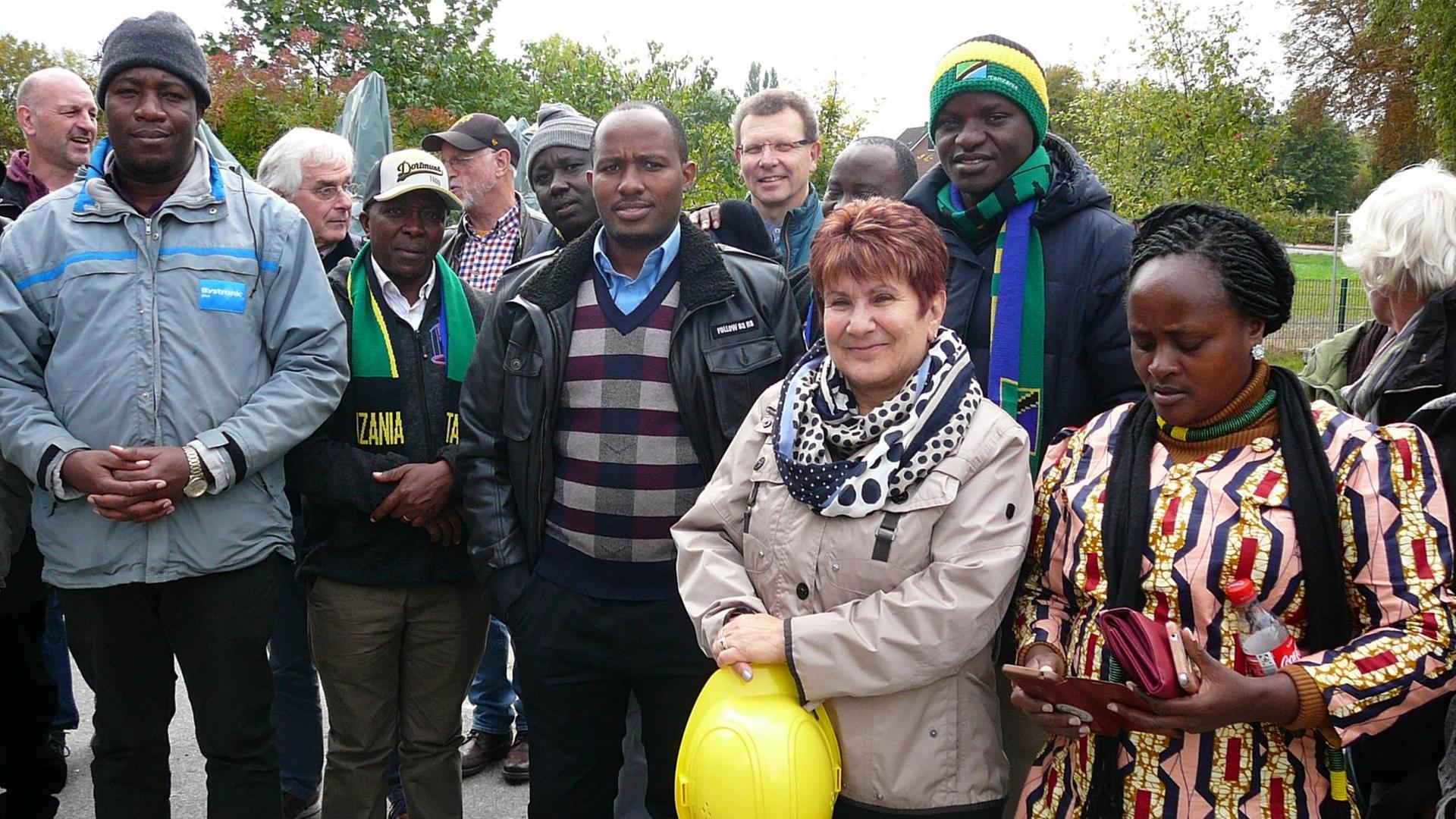 Alexandra Kariakhova steht mit Besuchergruppe an der Baustelle der Synagoge Alexandra Kariakhova steht mit Besuchergruppe an der Baustelle der Synagoge