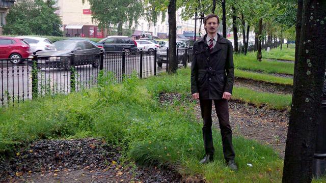 Dmitrij Rybakow steht auf einer Lindenallee in Petrosawodsk, der Hauptstadt der russischen Teilrepublik Karelien.