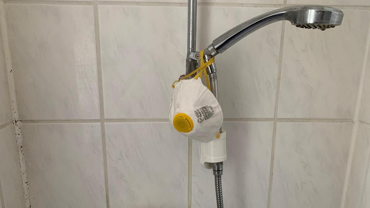 An den Silikonfugen in einer Dusche sind zahlreiche kleine Schimmelflecken zu sehen. An den Silikonfugen in einer Dusche sind zahlreiche kleine Schimmelflecken zu sehen.