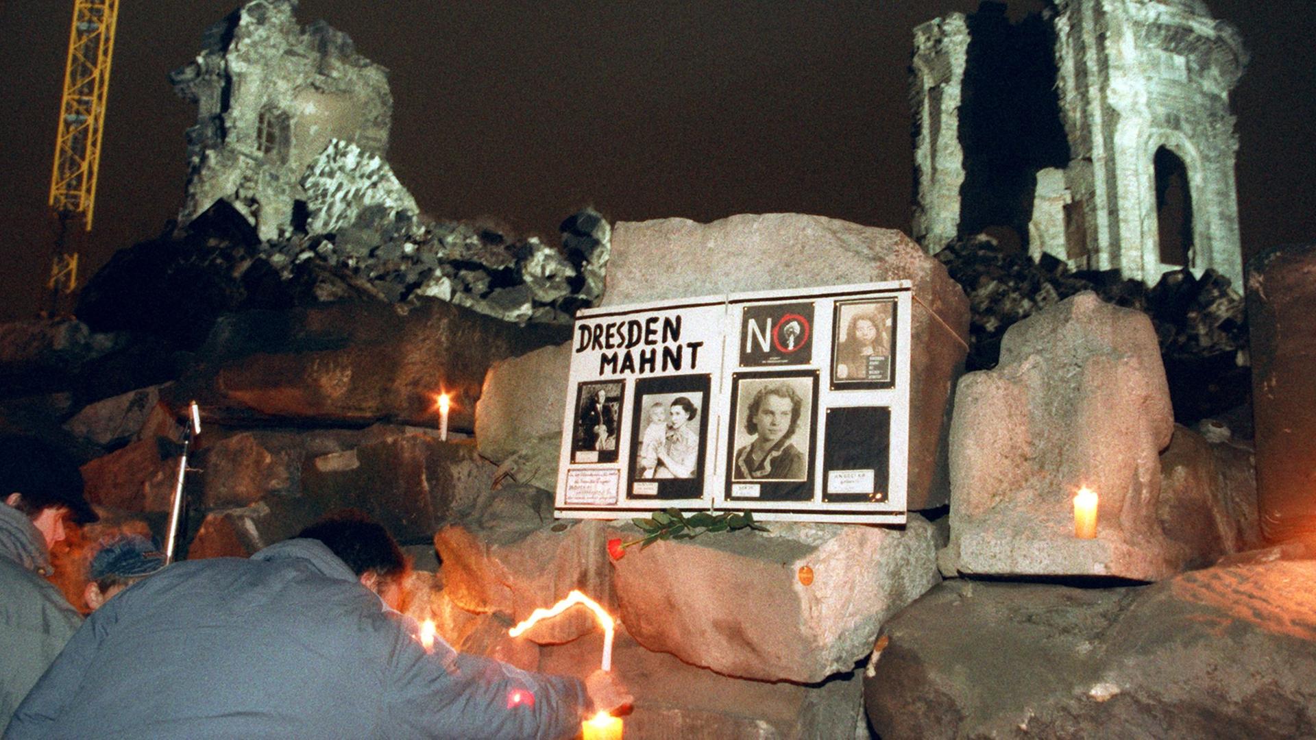 Dresdner Bürger stellen am 13. Februar 1993 brennende Kerzen an die Ruine der Frauenkirche auf dem Neumarkt. Dresdner Bürger stellen am 13. Februar 1993 brennende Kerzen an die Ruine der Frauenkirche auf dem Neumarkt.