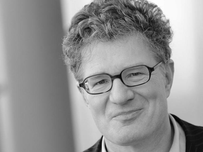 Willemsen lächelt in die Kamera
