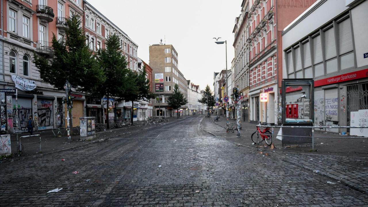 Das Schulterblatt, die zentrale Straße im Schanzenviertel ist am 09.07.2017 in Hamburg vollkommen menschenleer.Am 07. und 08. Juli kamen in der Hansestadt die Regierungschefs der führenden Industrienationen zum G20-Gipfel zusammen. In der Nacht zum 08.07 eskalierten die Proteste im Schanzenviertel, die Polizei ging mit einem massiven Aufgebot gegen Randalierer vor. In der Nacht zum 09.07 kam es zu erneuten Auseinandersetzungen. Das Schulterblatt, die zentrale Straße im Schanzenviertel ist am 09.07.2017 in Hamburg vollkommen menschenleer.Am 07. und 08. Juli kamen in der Hansestadt die Regierungschefs der führenden Industrienationen zum G20-Gipfel zusammen. In der Nacht zum 08.07 eskalierten die Proteste im Schanzenviertel, die Polizei ging mit einem massiven Aufgebot gegen Randalierer vor. In der Nacht zum 09.07 kam es zu erneuten Auseinandersetzungen.