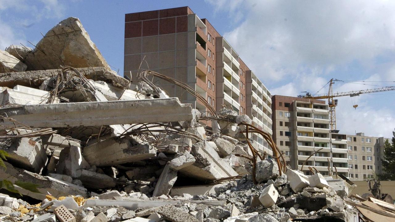 In der Gegend um die Havemannstraße/Rosenbecker Ring in Berlin-Marzahn werden rund 1200 Plattenwohnugen abgerissen und ein Teil der Plattenbauten wird zurück gebaut. Marzahn war einst zu DDR-Zeiten das erste und größte Wohnungs-Neubaugebiet am östlichen Stadtrand von Berlin. Im Bild zu sehen: Trümmer vor einem alten Plattenbau. In der Gegend um die Havemannstraße/Rosenbecker Ring in Berlin-Marzahn werden rund 1200 Plattenwohnugen abgerissen und ein Teil der Plattenbauten wird zurück gebaut. Marzahn war einst zu DDR-Zeiten das erste und größte Wohnungs-Neubaugebiet am östlichen Stadtrand von Berlin. Im Bild zu sehen: Trümmer vor einem alten Plattenbau.