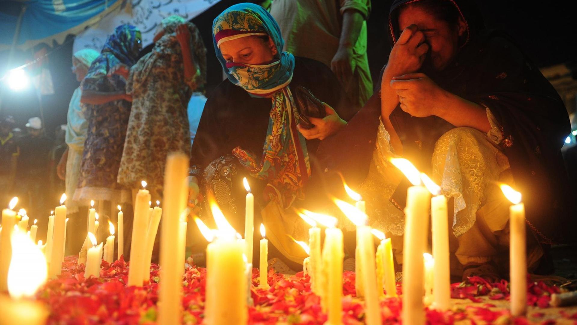 Angehörige der Opfer der Brandkatastrophe in der Textilfabrik in Karatschi bei einer Gedenkfeier