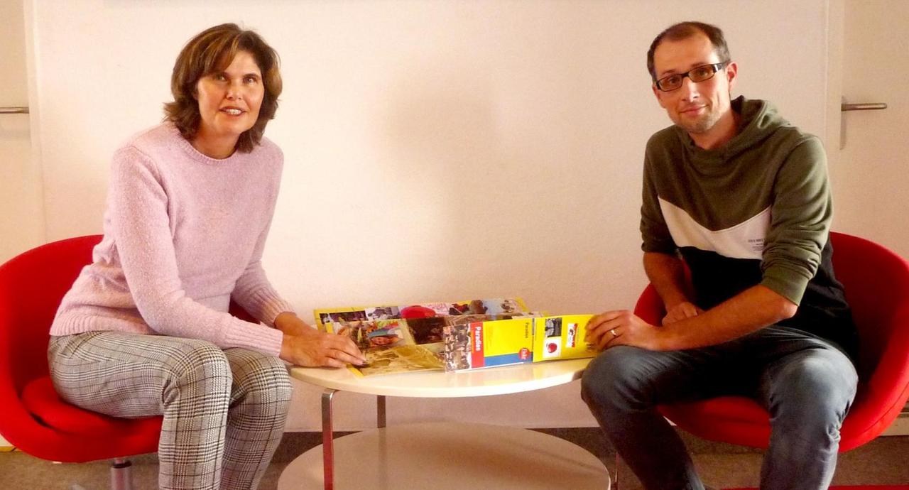 Ursula Flecken (l.) und Jan Kaiser von der Planergemeinschaft, eine Genossenschaft mit Sitz in Berlin, sitzen auf zwei Sesseln an einem runden Tisch, auf dem ein Stadtplan liegt. Ursula Flecken (l.) und Jan Kaiser von der Planergemeinschaft, eine Genossenschaft mit Sitz in Berlin, sitzen auf zwei Sesseln an einem runden Tisch, auf dem ein Stadtplan liegt.