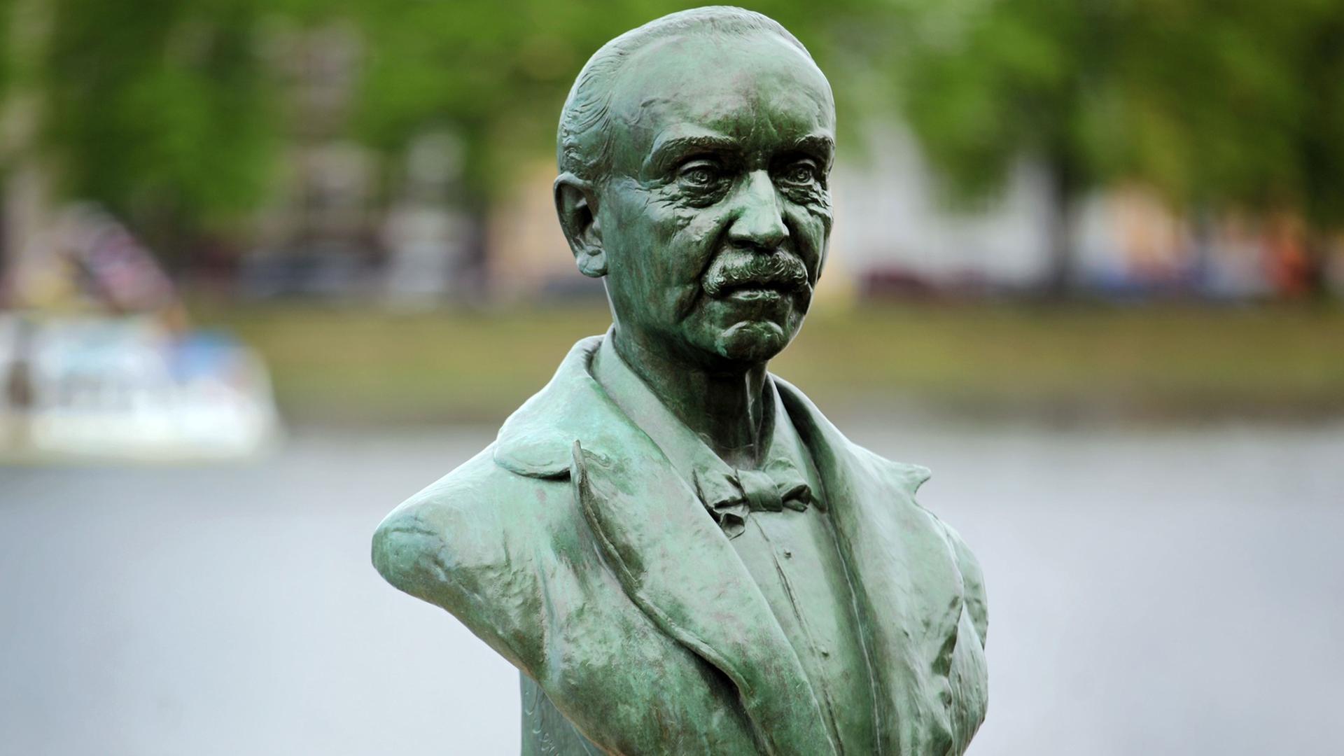 Der Nachguss der Bronzebüste des Archäologen Heinrich Schliemann (1822-1890) ist am Mittwoch, dem 9.5.2012 am Pfaffenteich in Schwerin zu sehen. Die Skulptur, die seit 1895 weitgehend unbehelligt im Stadtzentrum stand, war Ende August 2011 von Buntmetall-Dieben gestohlen worden. Der Nachguss der Bronzebüste des Archäologen Heinrich Schliemann (1822-1890) ist am Mittwoch, dem 9.5.2012 am Pfaffenteich in Schwerin zu sehen. Die Skulptur, die seit 1895 weitgehend unbehelligt im Stadtzentrum stand, war Ende August 2011 von Buntmetall-Dieben gestohlen worden.