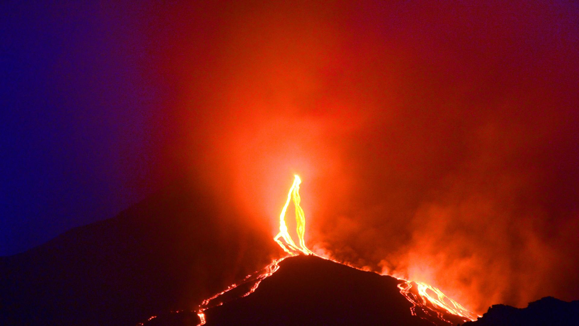 Lava fließt am 13. August 2014 vom Vulkan Ätna auf der Insel Sizilien nahe der Stadt Catania. Der Vulkan ist einer der weltweit aktivsten. Lava fließt am 13. August 2014 vom Vulkan Ätna auf der Insel Sizilien nahe der Stadt Catania. Der Vulkan ist einer der weltweit aktivsten.