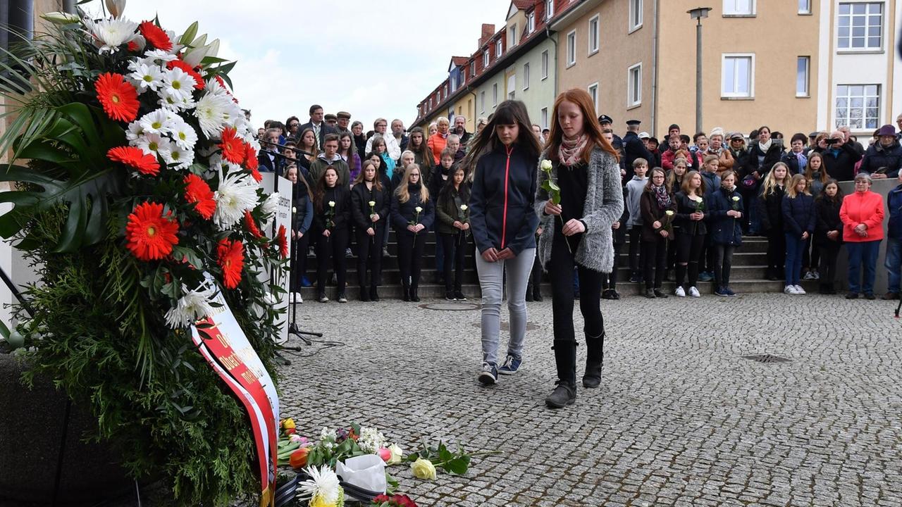 Bei einer Gedenkfeier vor dem Gutenberg-Gymnasium legen Schüler am 26.04.2017 in Erfurt (Thüringen) weiße Rosen nieder.