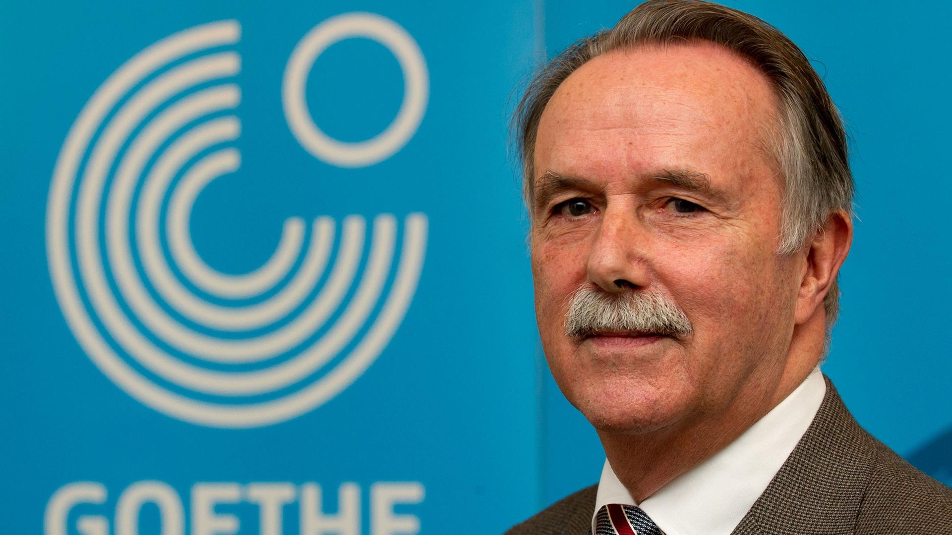 Klaus-Dieter Lehmann, Präsident des Goethe-Instituts, steht vor einem Logo des Goethe-Institut Klaus-Dieter Lehmann, Präsident des Goethe-Instituts, steht vor einem Logo des Goethe-Institut