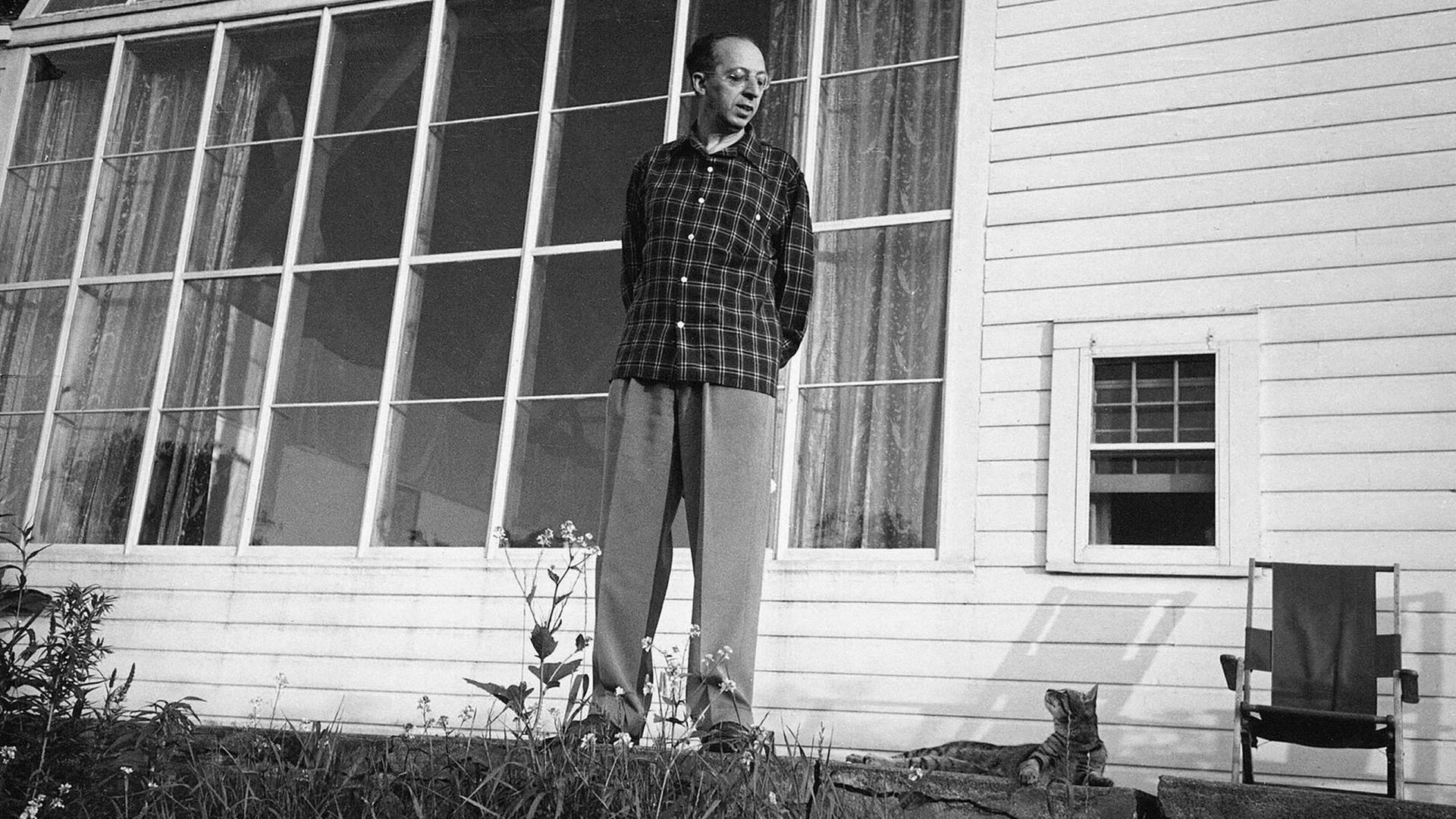 Der Komponist Aaron Copland vor seinem Haus in Richmond / Massachusetts USA 1947 schaut auf seine am Boden liegende Katze Der Komponist Aaron Copland vor seinem Haus in Richmond / Massachusetts USA 1947 schaut auf seine am Boden liegende Katze