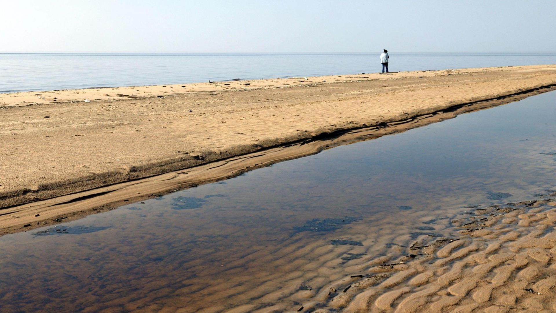 Sandstrand in der Nähe der lettischen Stadt Salacgriva. Sandstrand in der Nähe der lettischen Stadt Salacgriva.