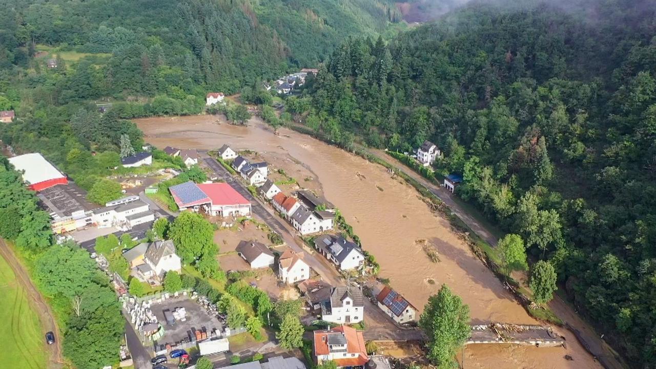 Rheinland-Pfalz, Schuld: Die mit einer Drohne gefertigte Aufnahme zeigt die Verwüstungen die das Hochwasser der Ahr in dem Eifel-Ort angerichtet hat. Rheinland-Pfalz, Schuld: Die mit einer Drohne gefertigte Aufnahme zeigt die Verwüstungen die das Hochwasser der Ahr in dem Eifel-Ort angerichtet hat.